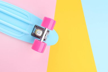 Renkli arka plan üzerinde kaykay