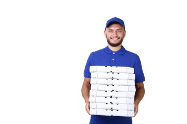 Teslimatçı beyaz arka plan üzerinde izole karton kutular içinde pizza ile