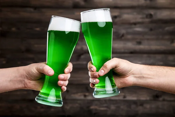 Den Svatého Patrika Brýle Zelené Pivo Mužských Rukou Dřevěné Pozadí — Stock fotografie