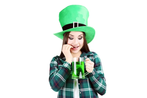 День Святого Патрика Красивая Женщина Зеленой Шляпе Пивом Белом Фоне — стоковое фото