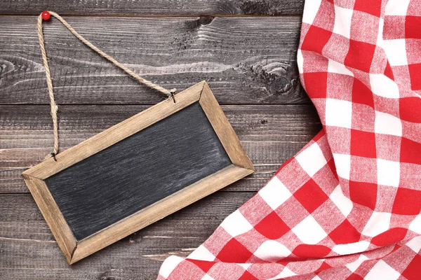 Kreidetafel Mit Roter Serviette Auf Holzgrund — Stockfoto