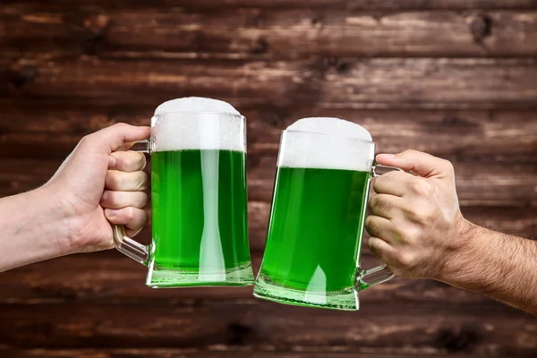 День Святого Патріка Скло Кружки Зеленим Пивом Чоловічої Руки Дерев — стокове фото