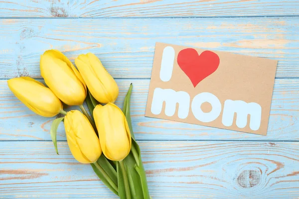 Cartão Saudação Com Texto Amo Mãe Tulipas Amarelas Mesa Madeira — Fotografia de Stock