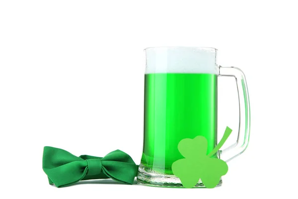 圣帕特里克节 绿色啤酒在杯子与纸三叶草叶子和领结查出在白色背景 — 图库照片