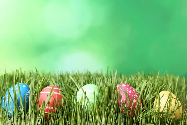 Yeşil Çim Renkli Paskalya Yortusu Yumurta — Stok fotoğraf