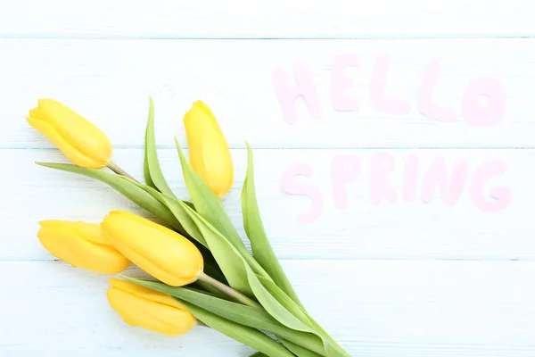 Bouquet Tulipani Gialli Con Testo Hello Spring Sul Tavolo Legno — Foto Stock