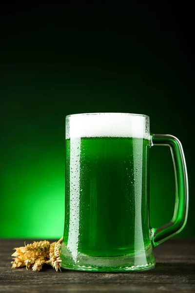 Den Svatého Patrika Zelené Pivo Hrnek Uši Pšenice Tmavém Pozadí — Stock fotografie