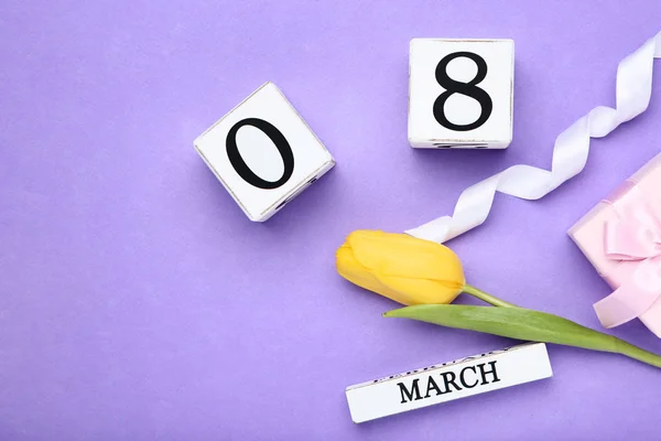 Festa Della Donna Sul Calendario Legno Con Tulipano Giallo Nastro — Foto Stock