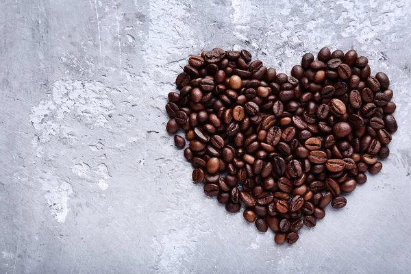 Kávová Zrna Tvaru Srdce Šedý Dřevěný Stůl — Stock fotografie
