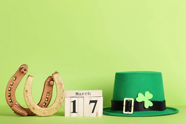 Patrick Day Golden Horseshoes Green Hat Wooden Calendar Clover Leaf — Stock Photo, Image