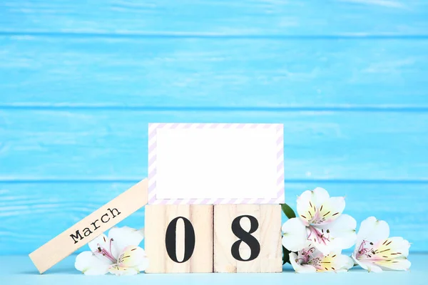 Vrouwendag Houten Kalender Met Alstroemeria Bloemen Wenskaart — Stockfoto