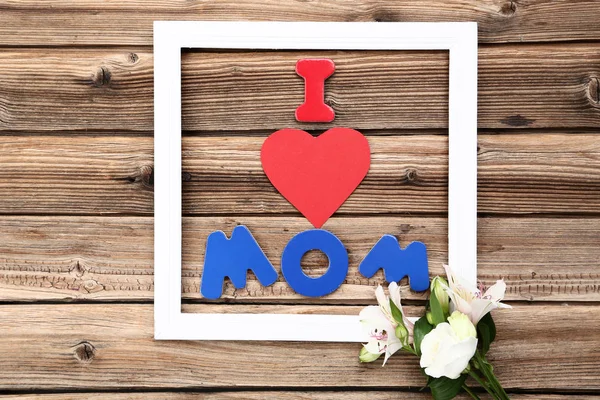 Text Ich Liebe Mama Rahmen Mit Blumen Auf Braunem Holztisch — Stockfoto