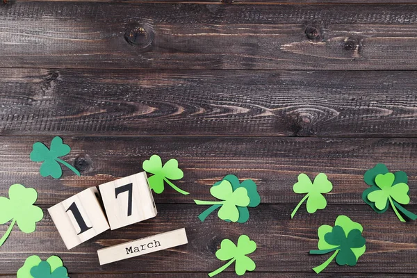 Feuilles Trèfle Papier Avec Calendrier Bois Sur Table — Photo