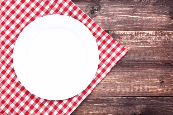 White Plate Red Napkin Brown Table — Stock Photo, Image