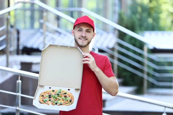 Levering Man Met Pizza Kartonnen Doos — Stockfoto