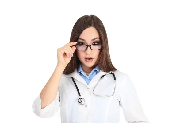 Jovem Médico Com Estetoscópio Óculos Sobre Fundo Branco — Fotografia de Stock