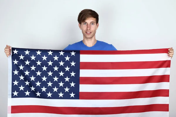 Mooie Jonge Man Met Een Amerikaanse Vlag Grijze Achtergrond — Stockfoto