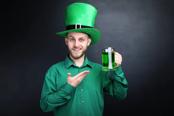 Día San Patricio Joven Vestido Con Sombrero Verde Con Vaso — Foto de Stock