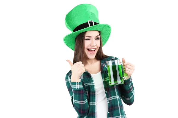 聖パトリックの日 白い背景のビールと緑の帽子を着て美しい女性 — ストック写真