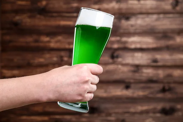 День Святого Патріка Скло Зеленим Пивом Чоловічої Руки Фоні Дерев — стокове фото