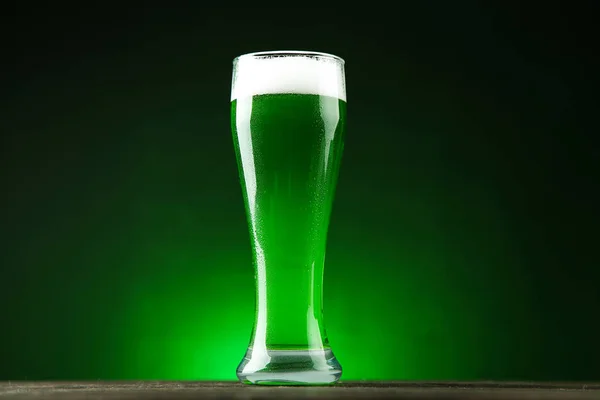 Día San Patricio Vaso Cerveza Verde Sobre Fondo Oscuro —  Fotos de Stock