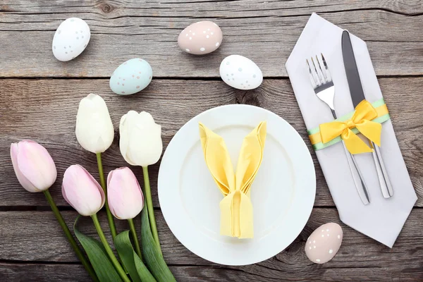 Posate Cucina Con Uova Pasqua Fiori Tulipano Sul Tavolo Legno — Foto Stock