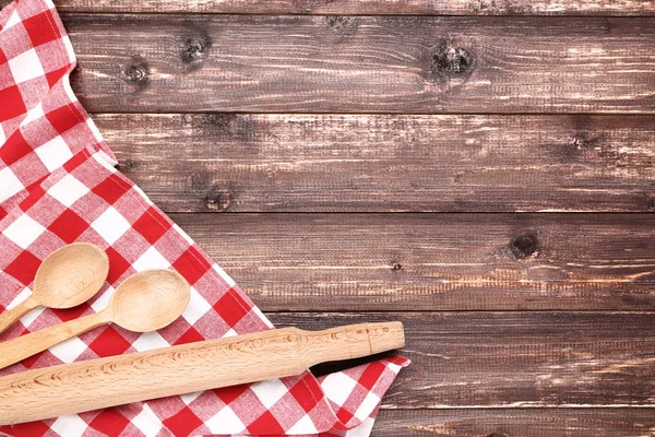 棕色桌子上有红色餐巾的木制餐具 — 图库照片
