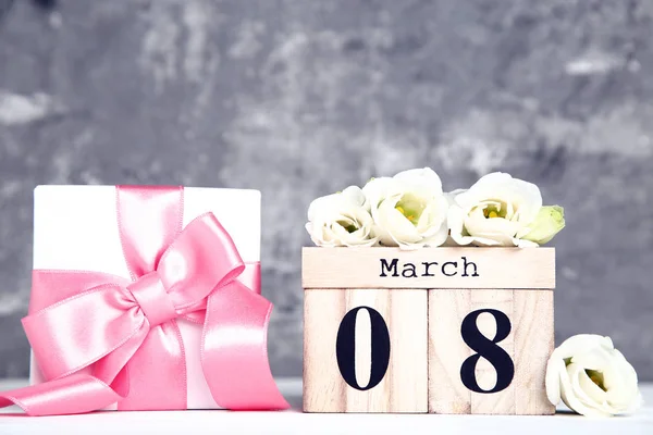トルコギキョウの花とギフト ボックス木製カレンダーの女性の日 — ストック写真