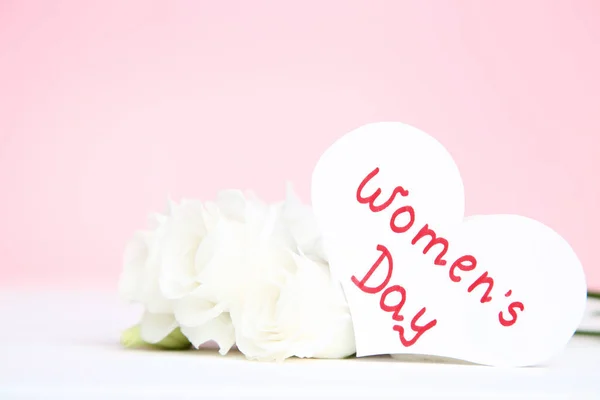 Texto Día Mujer Con Flores Eustoma Sobre Fondo Rosa —  Fotos de Stock