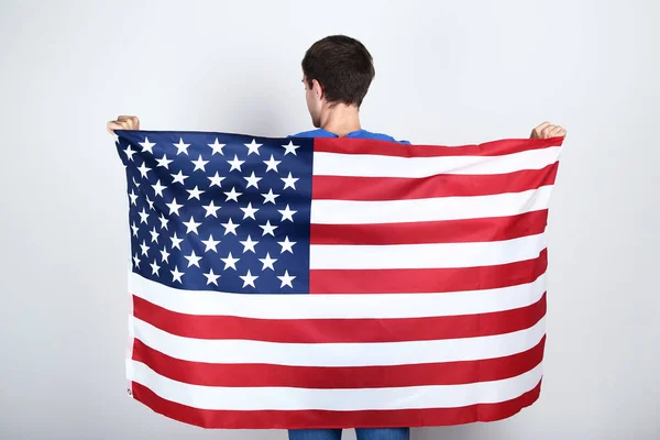 Mooie Jonge Man Met Een Amerikaanse Vlag Grijze Achtergrond — Stockfoto