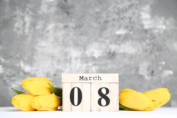 Día Mujer Calendario Madera Con Tulipanes Amarillos Sobre Fondo Gris — Foto de Stock