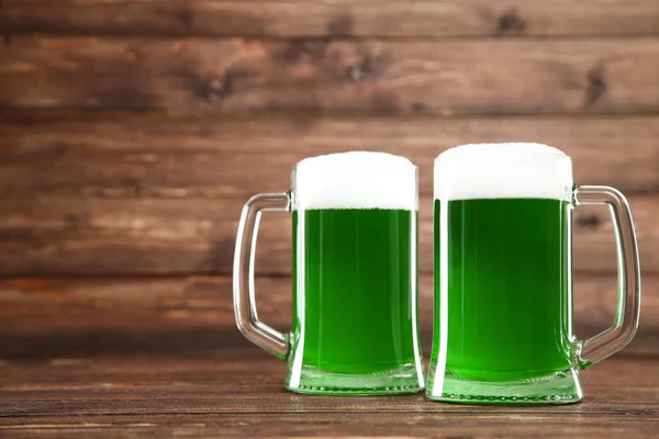 Den Svatého Patrika Skleněné Hrnky Zeleným Pivem Hnědé Dřevěné Pozadí — Stock fotografie