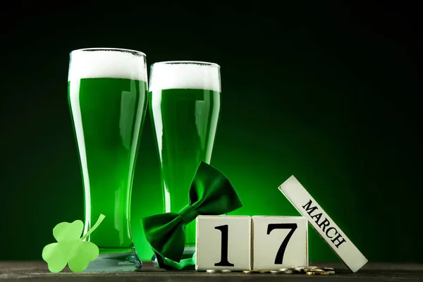 День Святого Патрика Зеленое Пиво Очках Кубическим Календарем Галстуком Бабочкой — стоковое фото