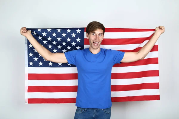 Mooie Jonge Man Met Een Amerikaanse Vlag Grijze Achtergrond — Stockfoto