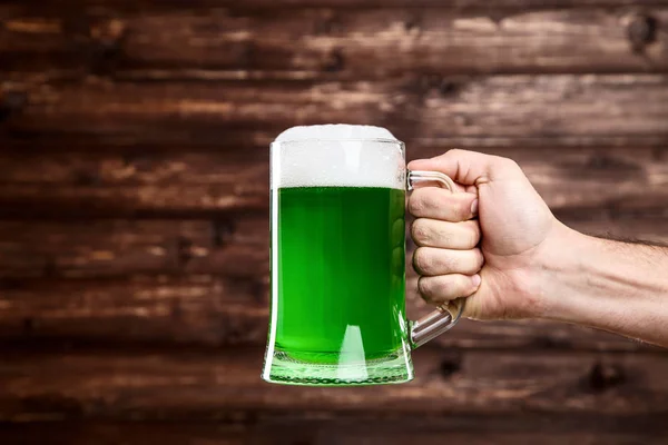 День Святого Патріка Скло Кухоль Зеленим Пивом Чоловічої Руки Фоні — стокове фото