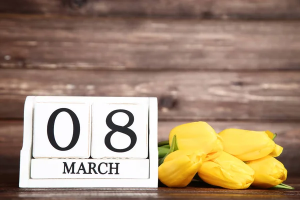 Women Day Wooden Calendar Yellow Tulips Brown Background — Stock Photo, Image