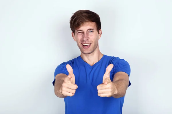 Hermoso Joven Camiseta Azul Sobre Fondo Gris —  Fotos de Stock