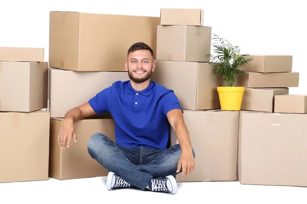 Hombre Joven Con Cajas Cartón Planta Verde Sobre Fondo Blanco — Foto de Stock