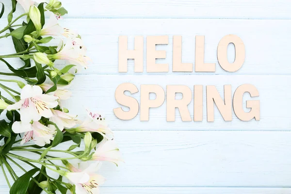 Bouquet Fleurs Alstroemeria Avec Texte Hello Spring Sur Table Bois — Photo