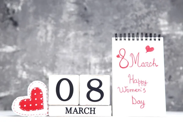 ファブリック ハートとテキスト 日幸せな女性の日メモ帳で木製カレンダー — ストック写真