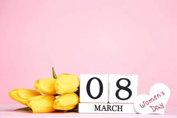 Calendario Legno Con Tulipani Gialli Testo Festa Della Donna Sfondo — Foto Stock