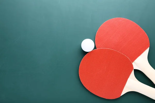 Masa Tenisi Raketi Topu Yeşil Zemin Üzerine Ile — Stok fotoğraf