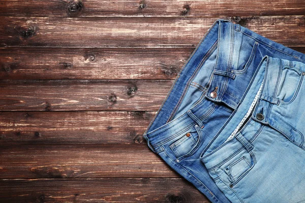 Calça Jeans Dobrada Mesa Madeira Marrom — Fotografia de Stock