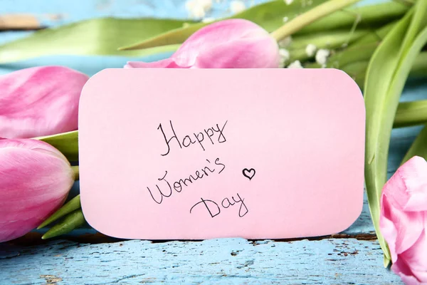 Tekst Szczęśliwego Dnia Kobiet Kwiatów Tulipanów Różowy Niebieskim Drewnianym Stole — Zdjęcie stockowe