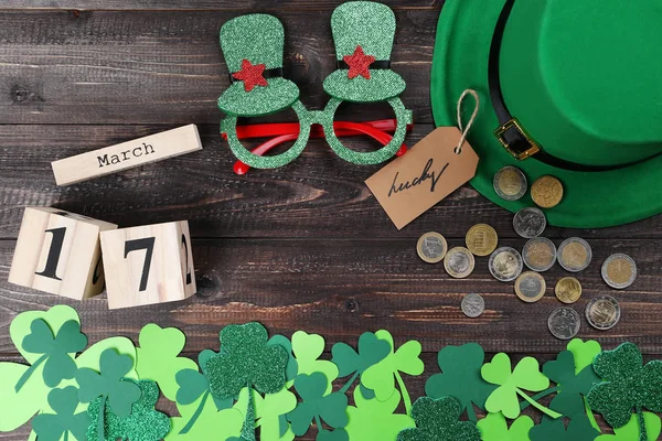 Ημέρα Του Αγίου Πατρικίου Φύλλα Πράσινο Καπέλο Τριφύλλι Ξύλινο Ημερολόγιο — Φωτογραφία Αρχείου