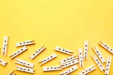 Sarı zemin üzerine ahşap clothespins dönüştürün