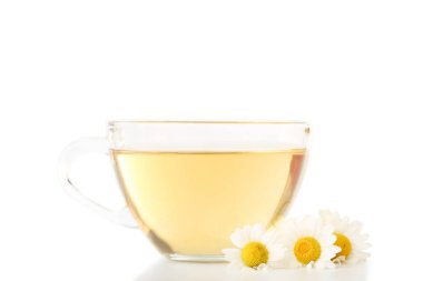 Beyaz arka planda papatya çiçekli bir fincan çay.