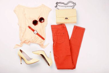 Beyaz arka plan üzerinde kadın giyim moda. Yaşam mercan rengi