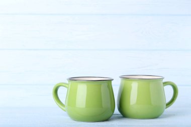 Ahşap masa üzerinde yeşil kupalar