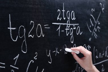 Matematik formülleri kara tahta yazma el